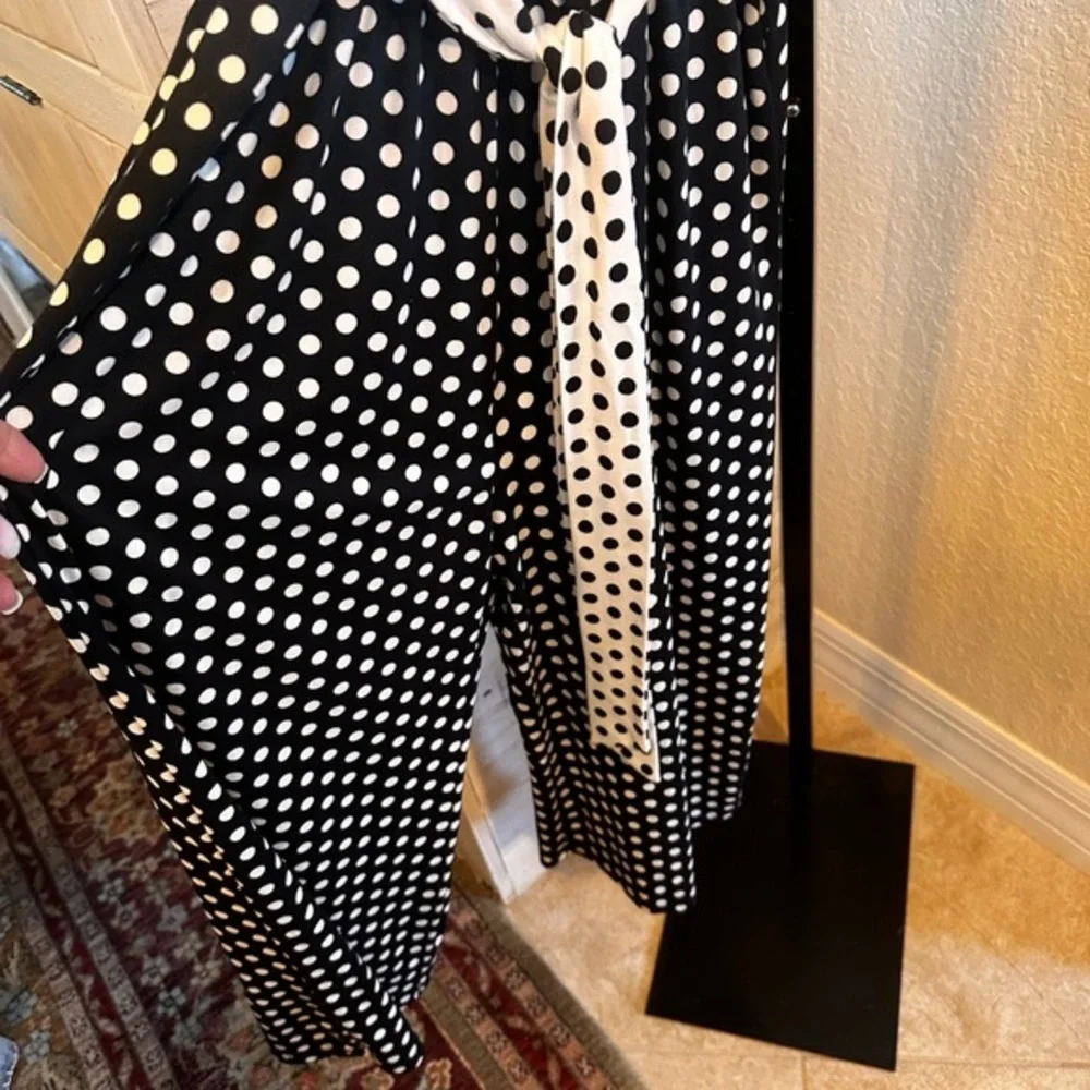 Everly black and white jumpsuit elaist waist‎ with tie wide leg sz small NWOT - Picture 2 of 13